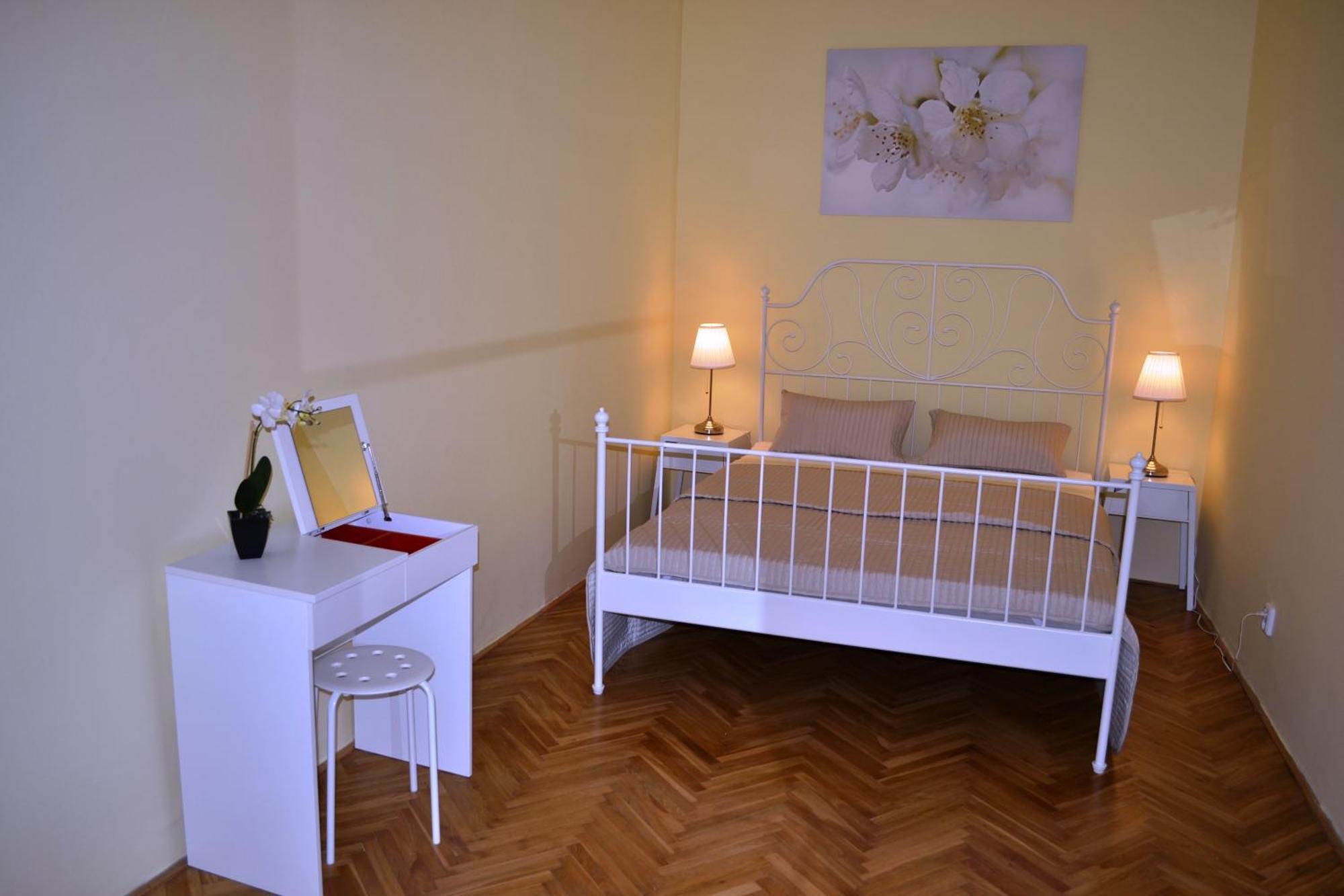 Sunflower 2Bdr Flat By Ruterra Prag Exteriör bild